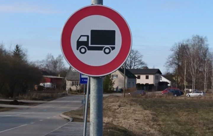 Vairākos valsts autoceļu posmos samazināts atļautais braukšanas ātrums seguma bojājumu dēļ